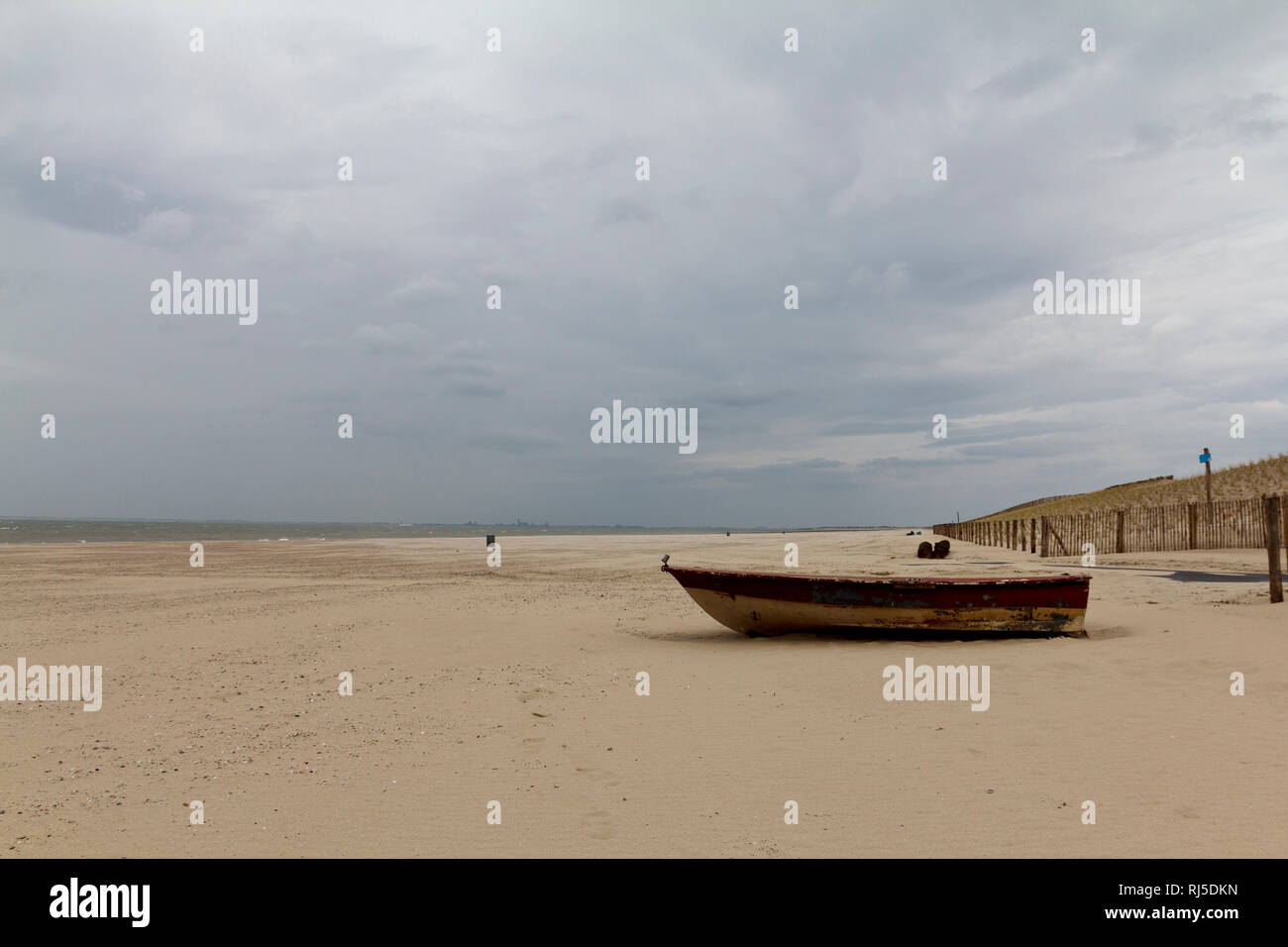 Boot am Strand in Cadzand, an der Nordsee, menschenleer, friedlich, die Ruhe und den Urlaub genie?en, Stock Photo
