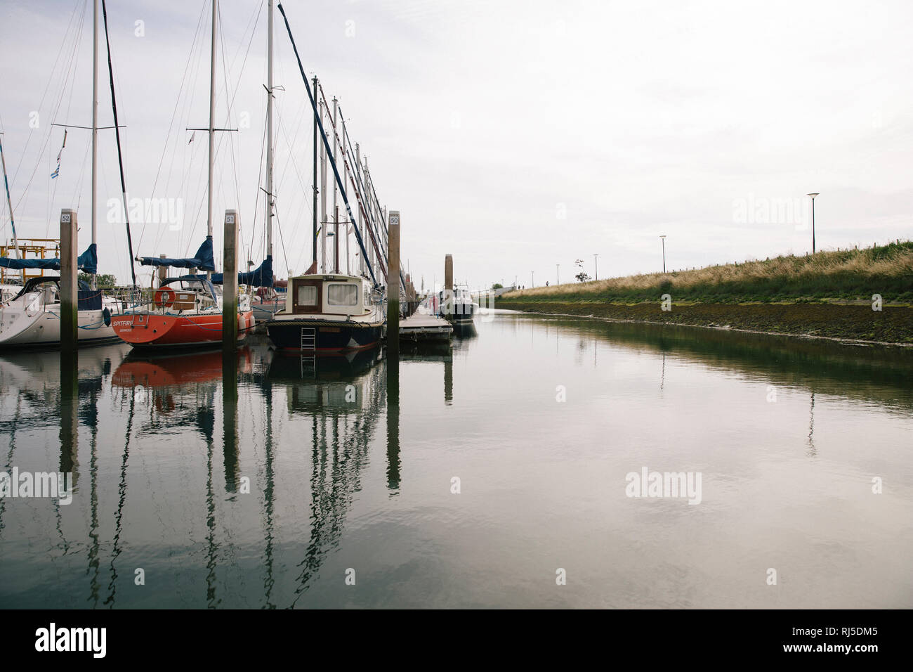 Hafen in Holland, Zeeland, wenige Schiffe und Boote, herbstliches ...