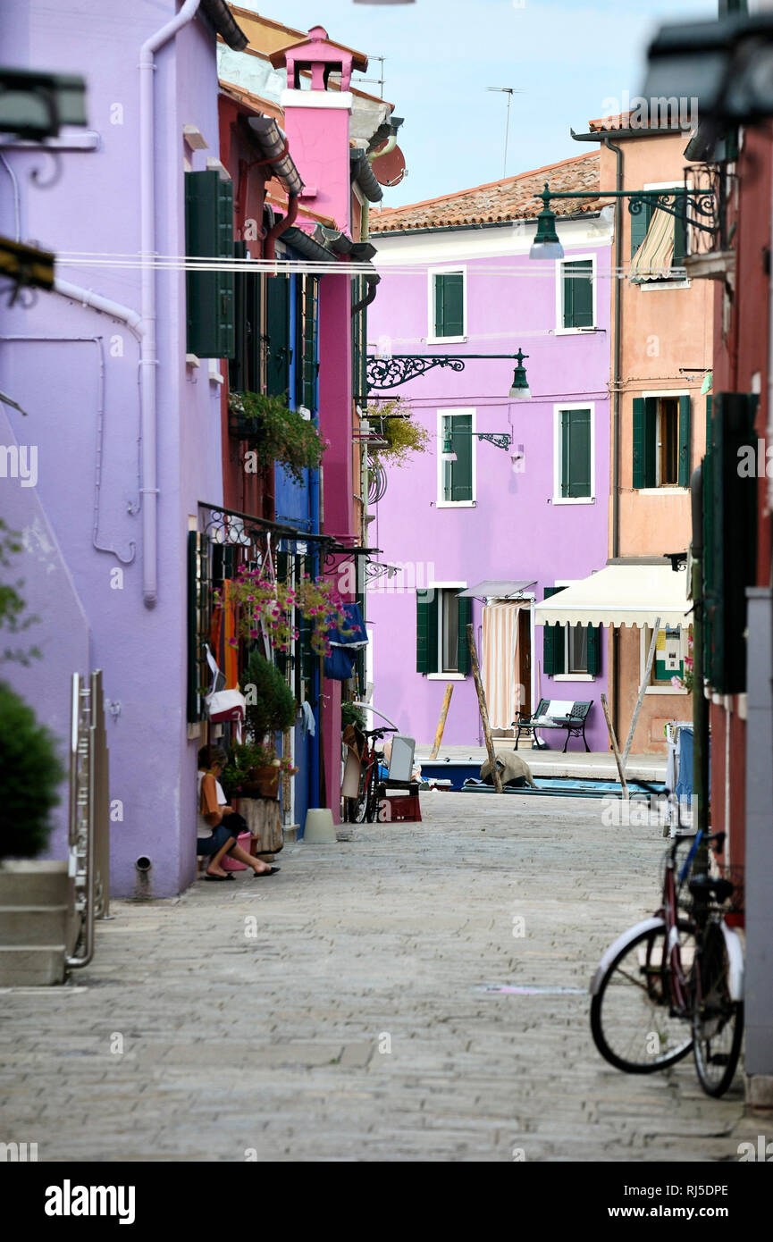 Blick durch die Gassen von Burano auf Häuser mit farbigen Fassaden Stock Photo