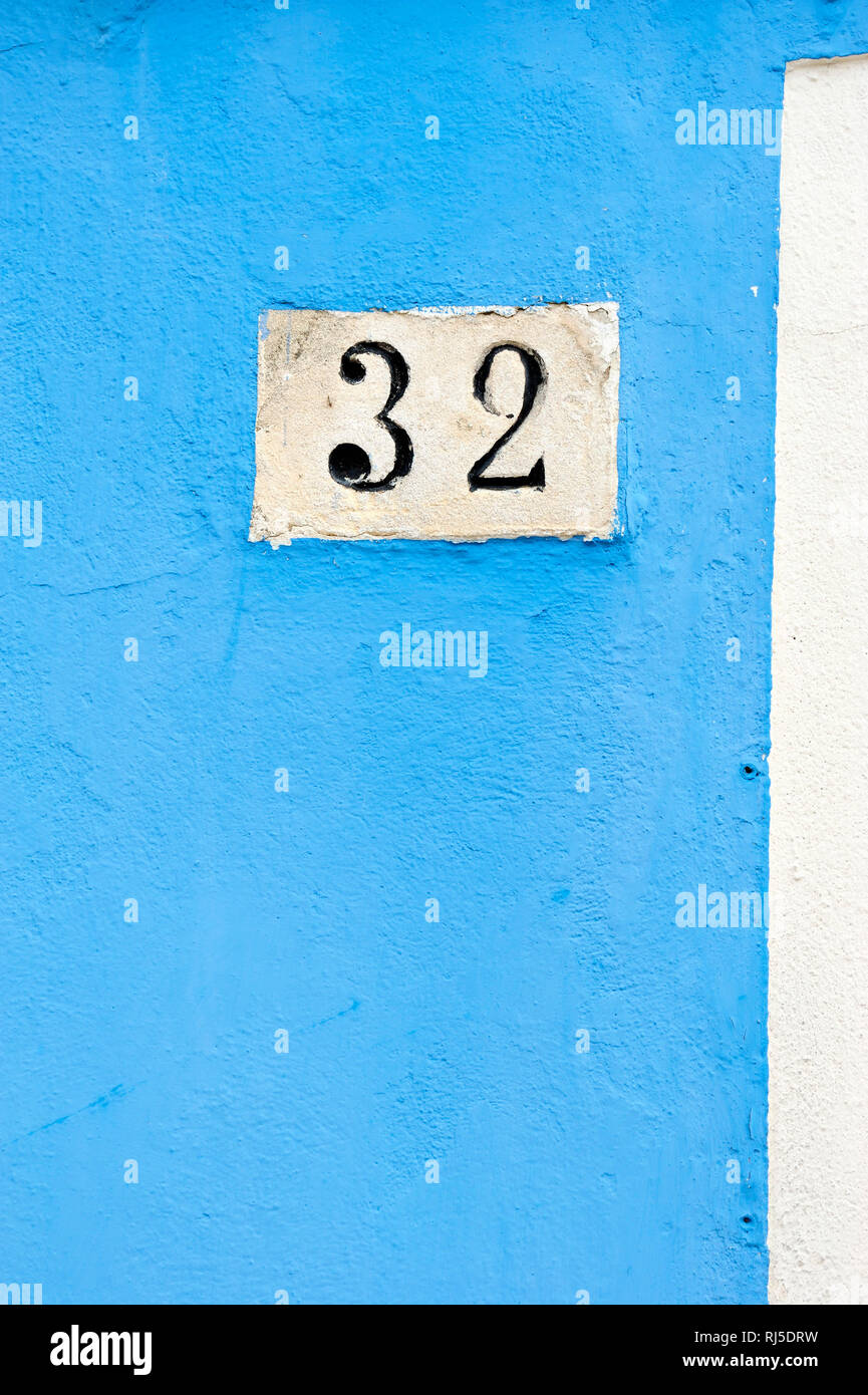 Schild mit der Hausnummer 32 in Burano Stock Photo