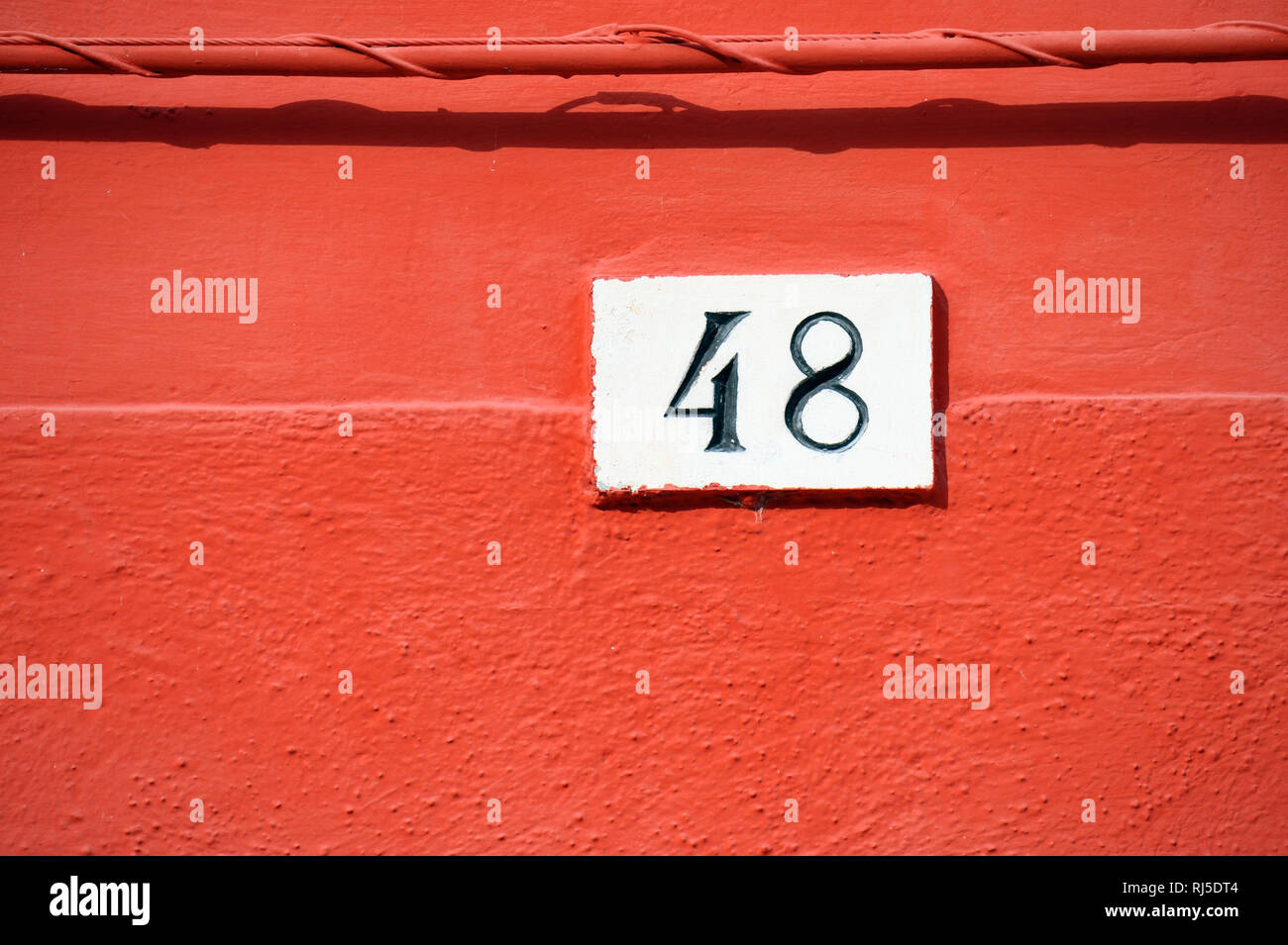 Schild mit der Hausnummer 48 in Burano Stock Photo