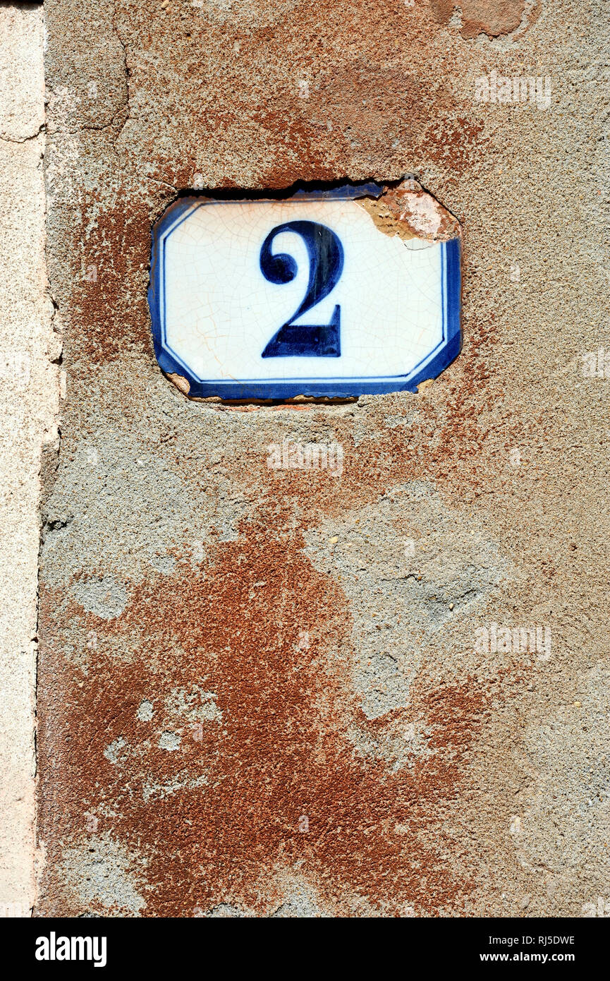 emailliertes Schild mit Hausnummer 2 in Murano Stock Photo