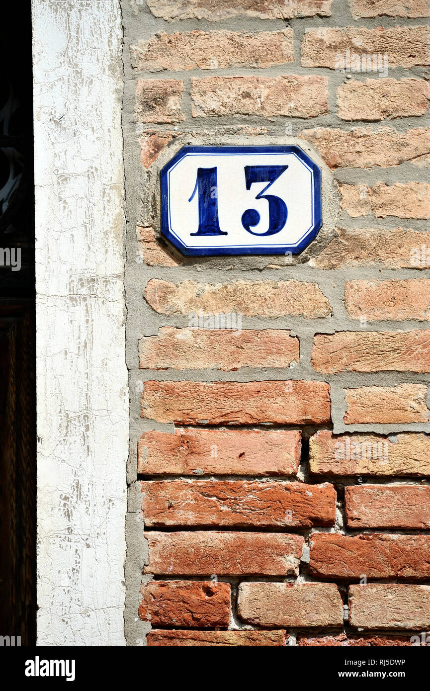 emailliertes Schild mit der Hausnummer 13 in Murano Stock Photo