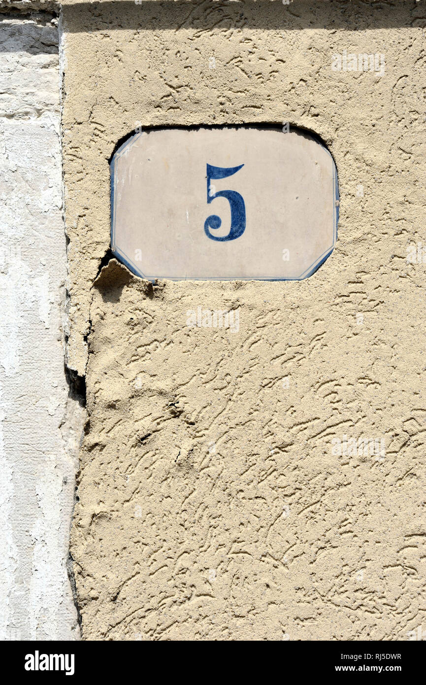emailliertes Schild mit der Hausnummer 5 in Murano Stock Photo