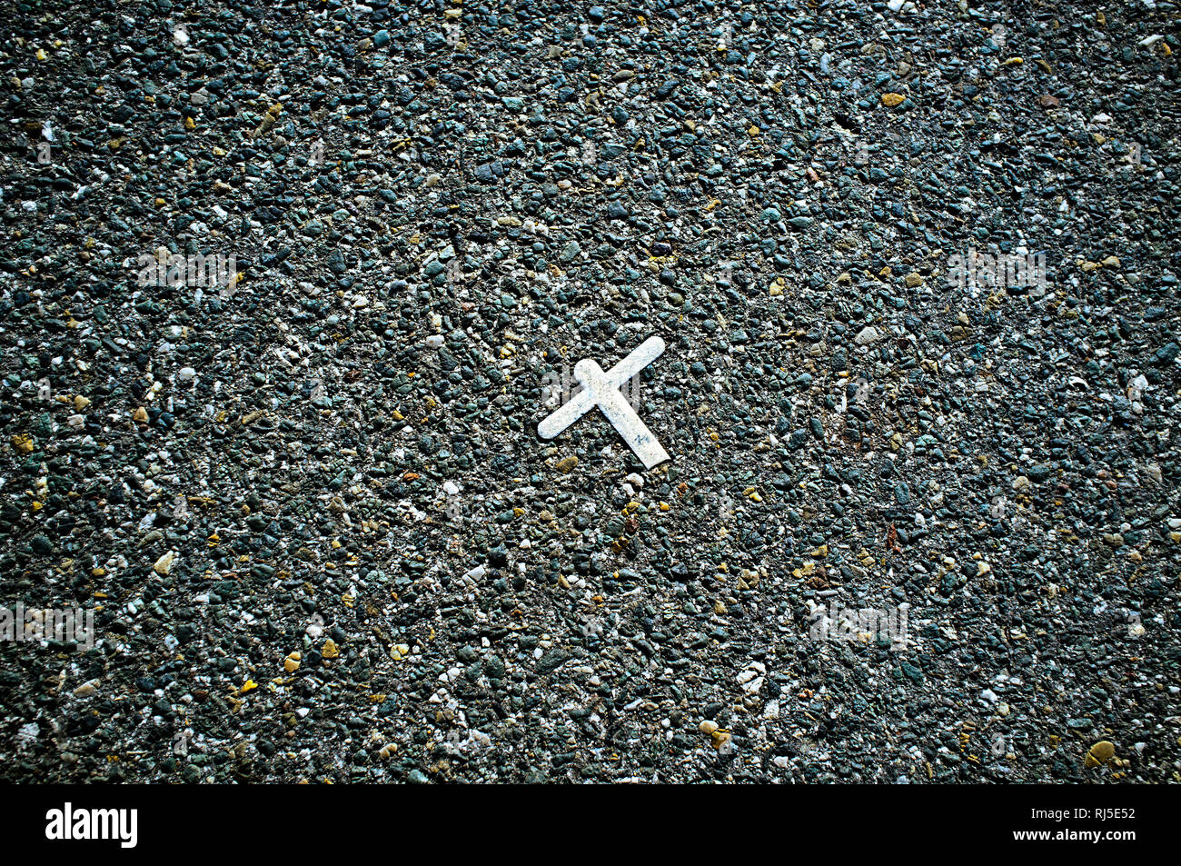 Metallteil auf Asphalt Stock Photo