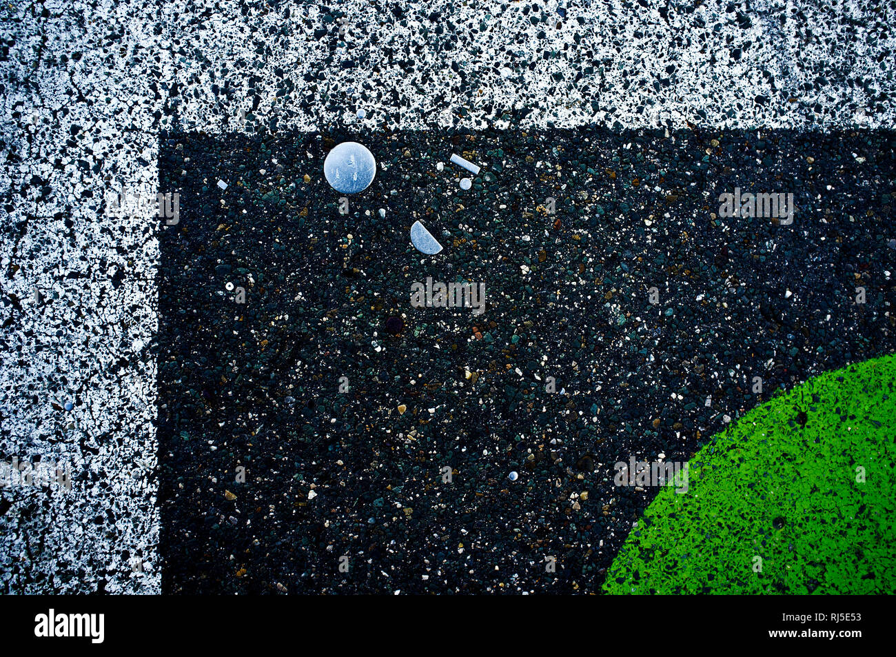 Nagel auf Boden, schwarz, grün, grau Stock Photo