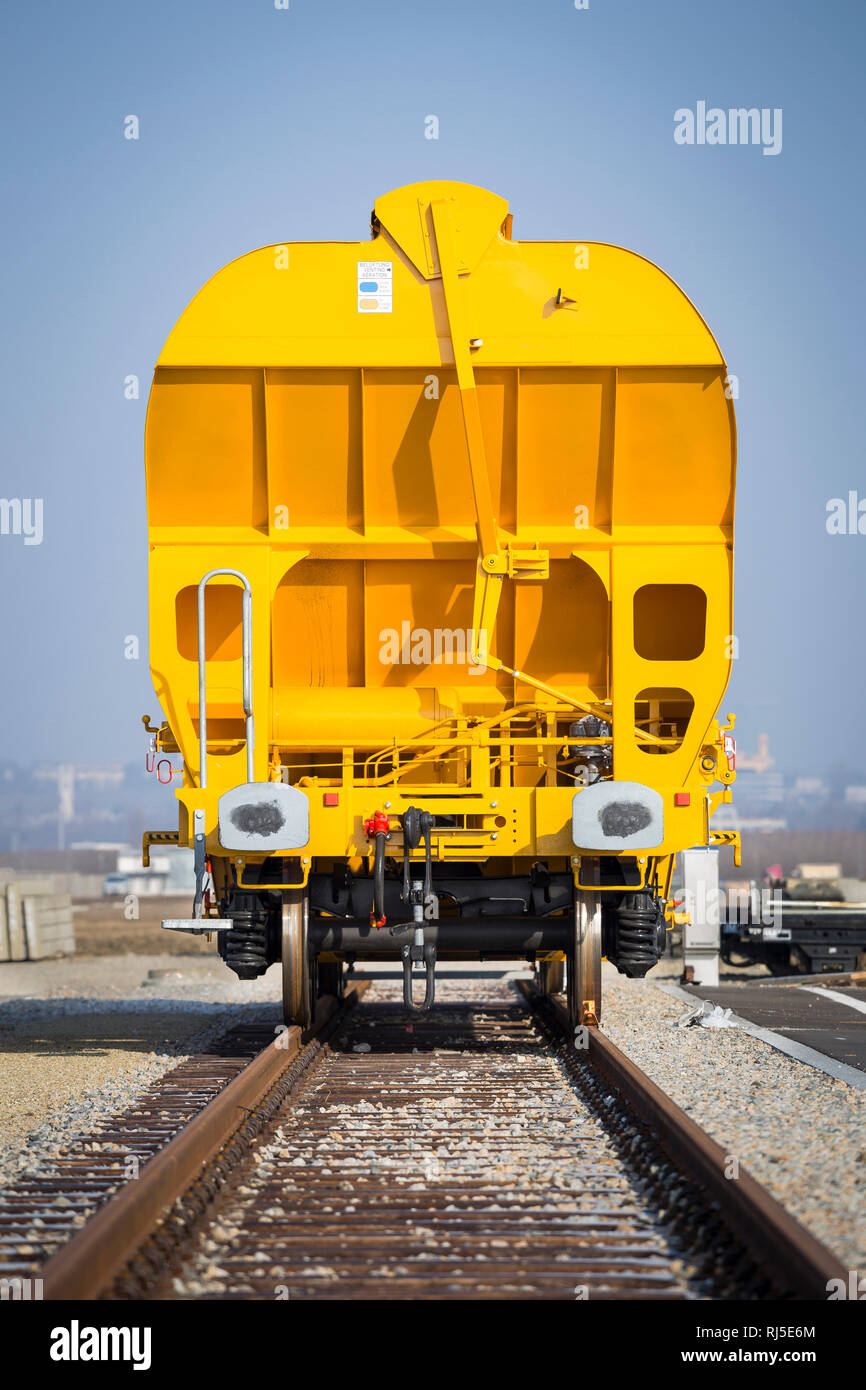 Orangener Güterwagon auf einem Abstellgleis Stock Photo