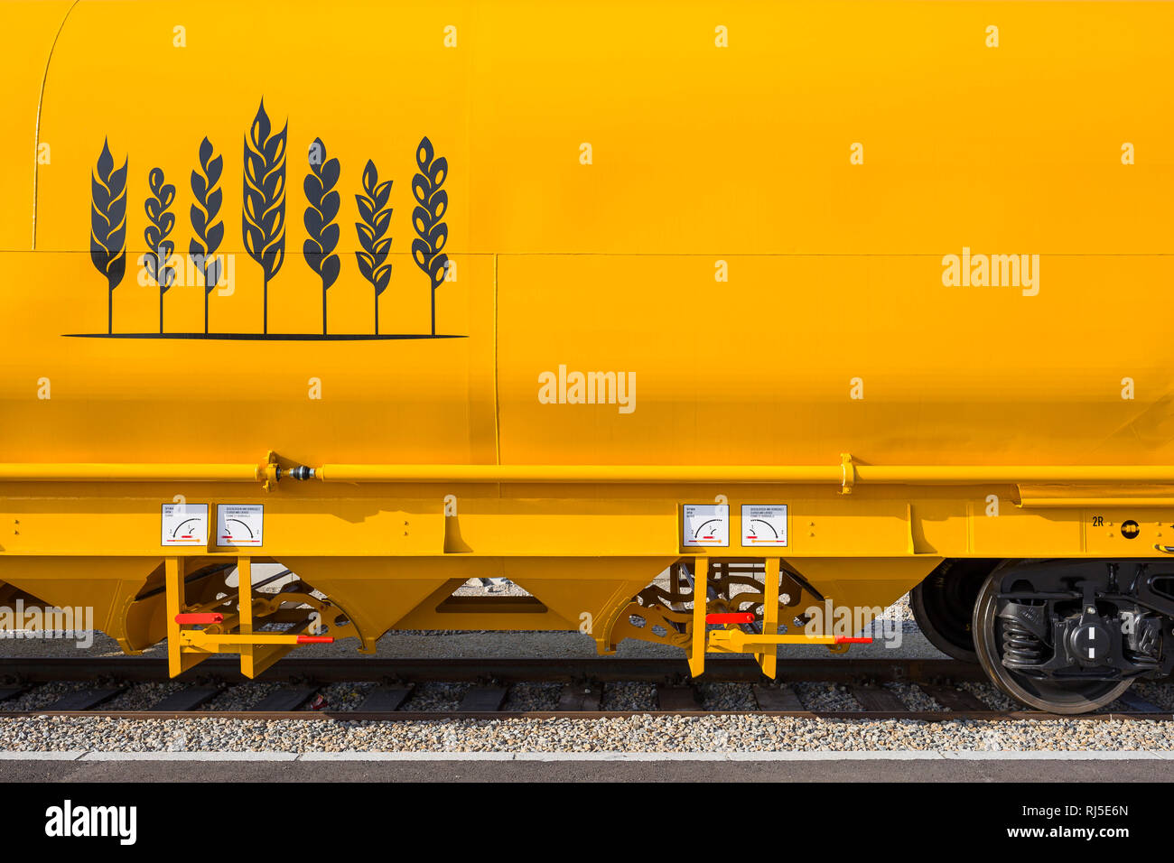 Orangener Güterwagon für den Getreidetransport Stock Photo