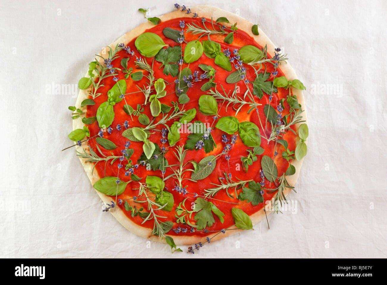 Pizza belegt mit verschiedensten Kräutern Stock Photo