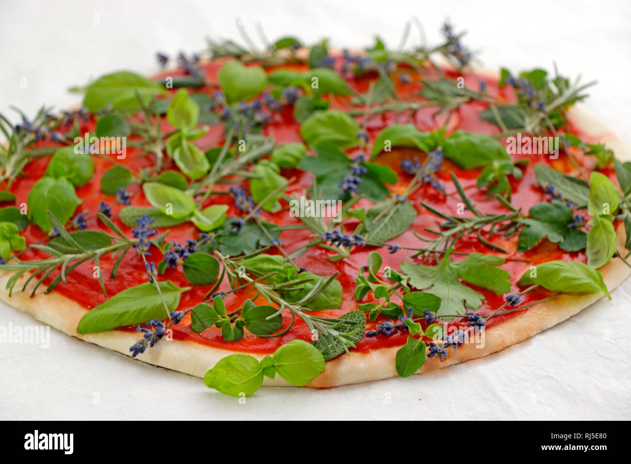 Pizza belegt mit verschiedensten Kräutern Stock Photo