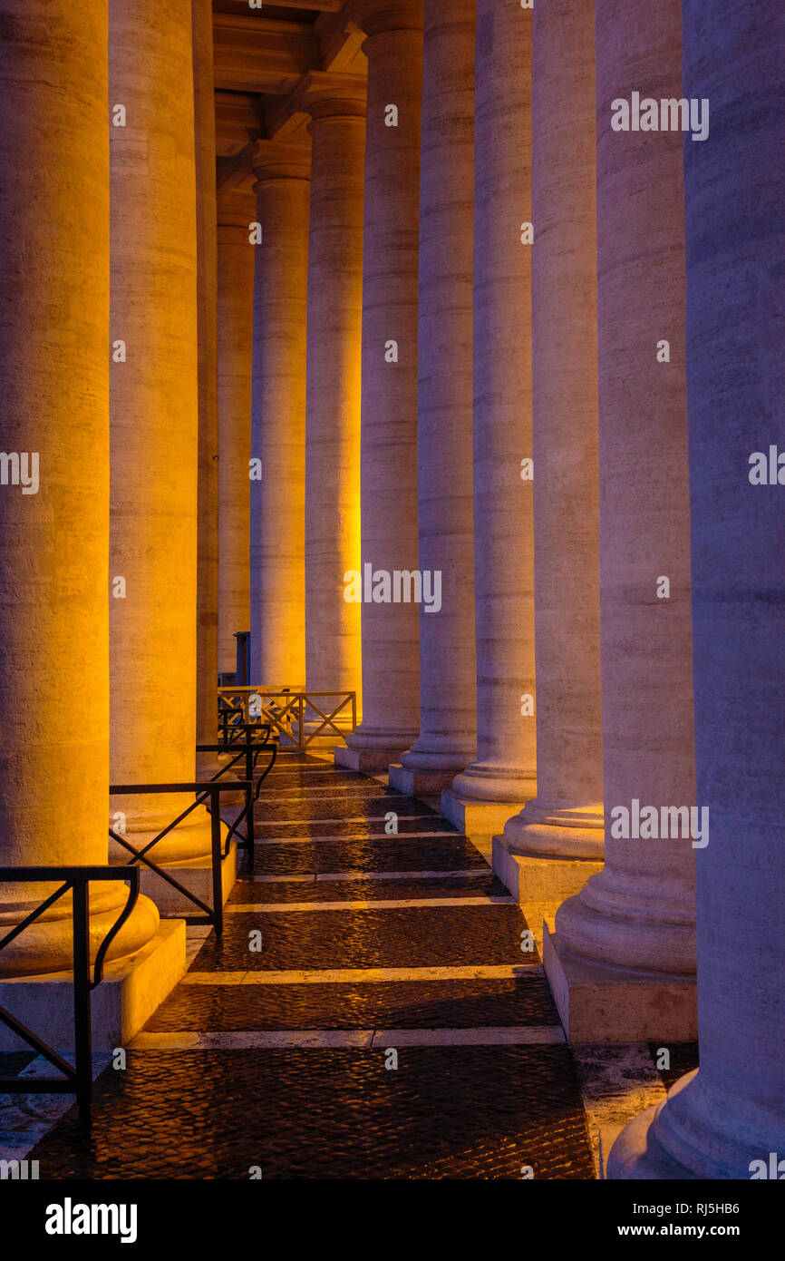 Europa, Italien, Latium, Rom, Vatikan, Die von Bernini gestalteten Kolonnaden des Petersplatzes an einem verregneten Abend Stock Photo