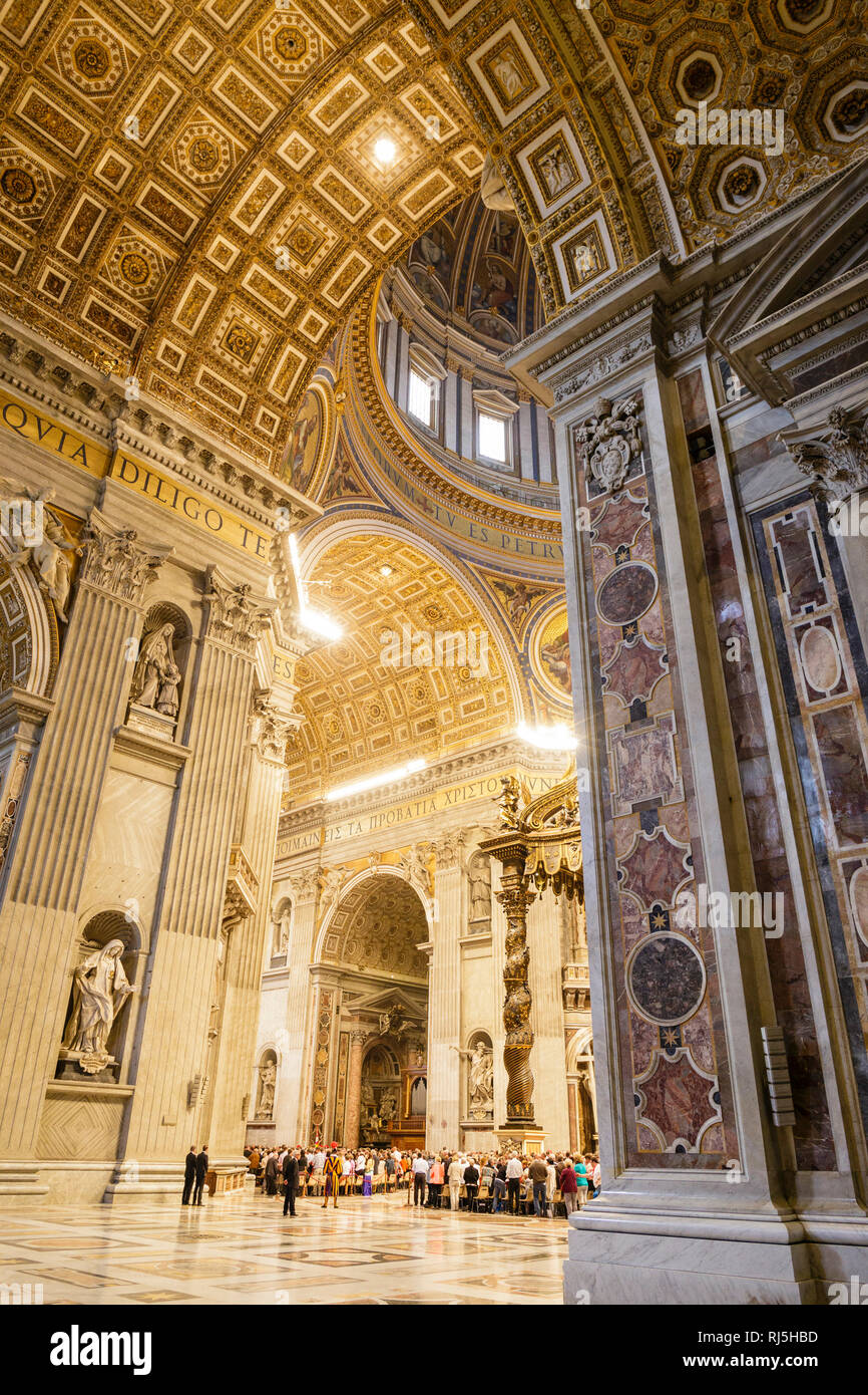 Europa, Italien, Latium, Rom, Vatikan, Gottesdienst im Chorraum des Petersdoms, bewacht von der Schweizer Garde Stock Photo