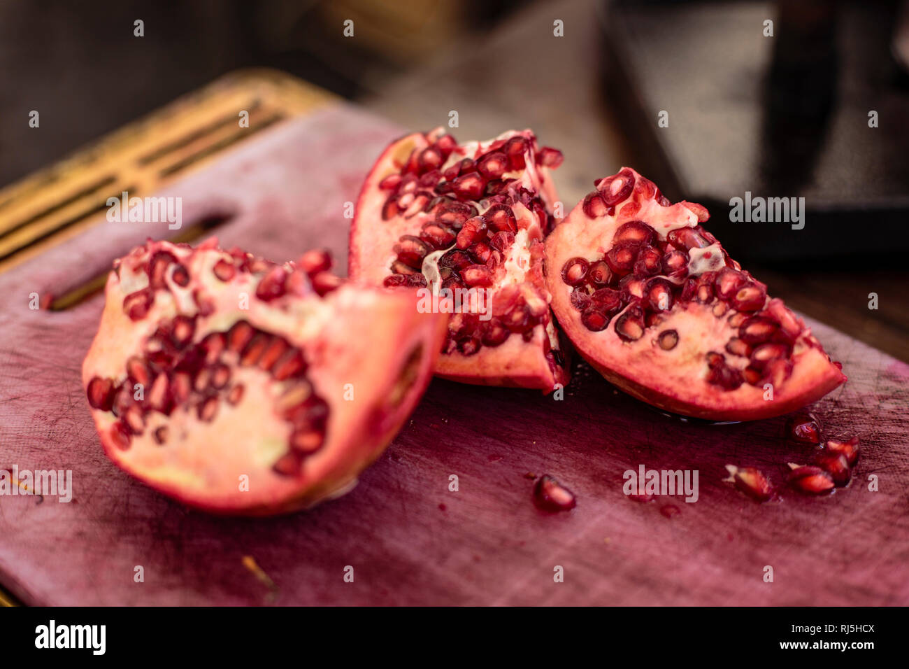 Europa, Italien, Latium, Rom. Frische Granatäpfel auf dem Markt des Campo de’ Fiori Stock Photo