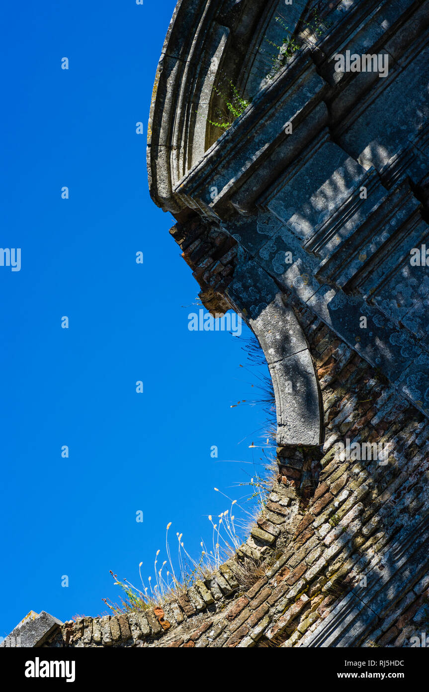 Europa, Italien, Marken, Ancona, Teile des Mauerwerks der Abbadia di San Pietro al Conero auf dem Monte Conero Stock Photo