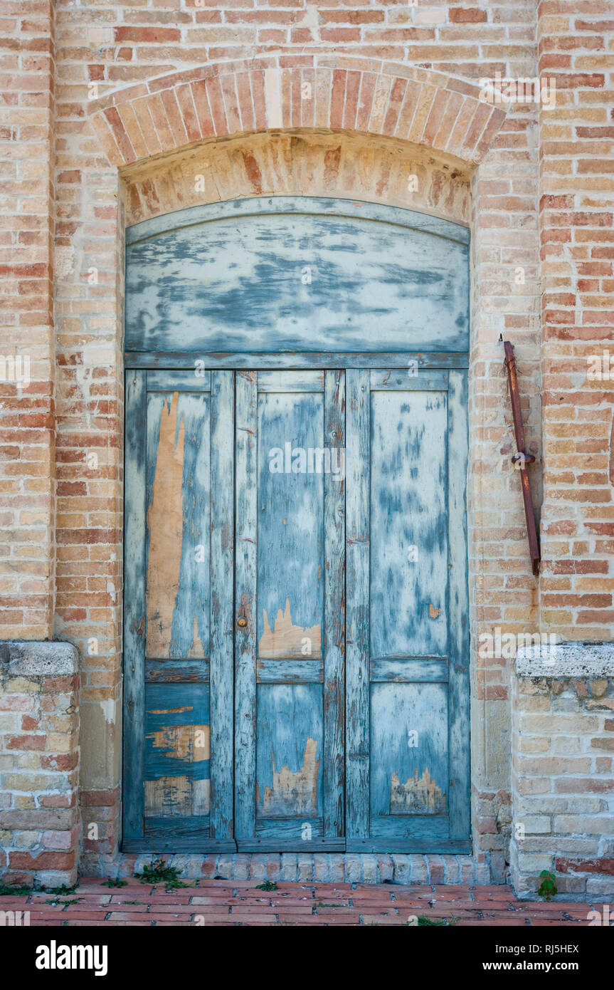 Europa, Italien, Marken, Offida, Verwitterte Seitentür Kirche Santa Maria della Rocca Stock Photo