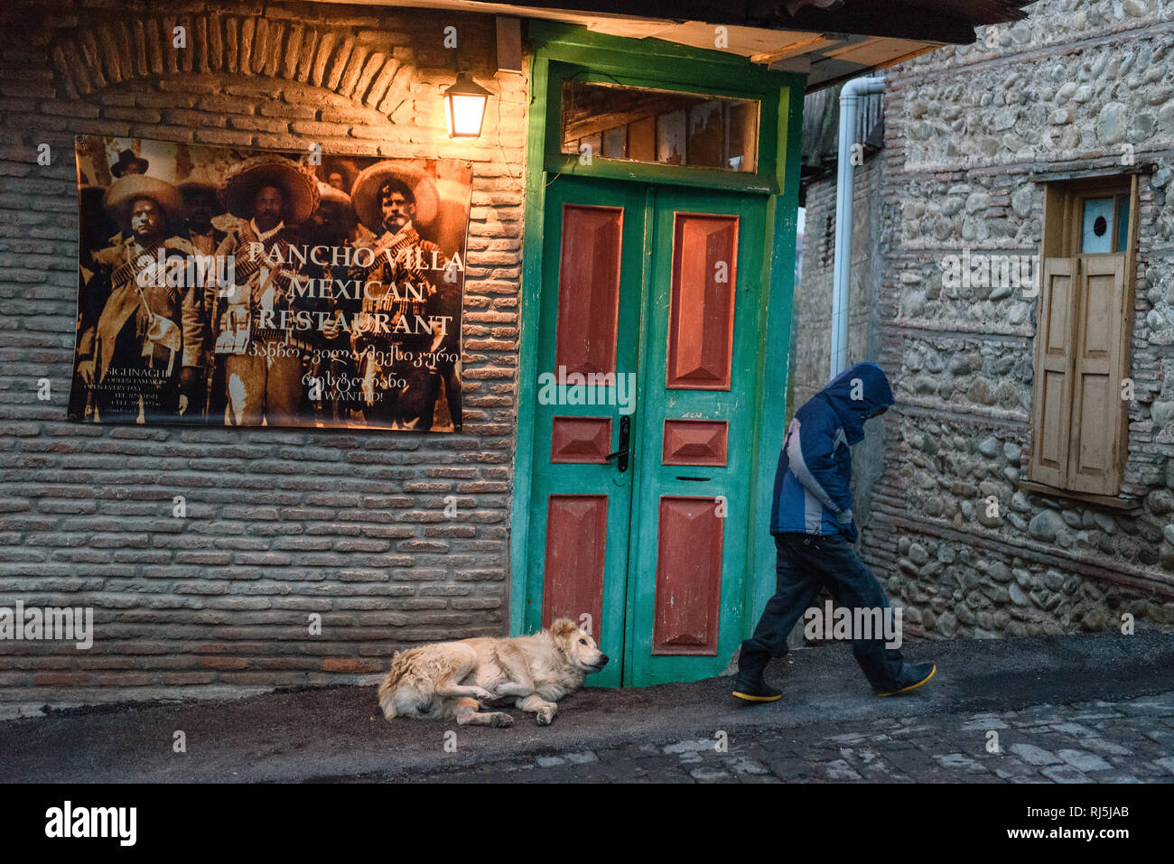 Ein Junge begleitet uns durch die Strassen von Sighnaghi. Roadtrip durch Georgien im Oktober 2016. Stock Photo