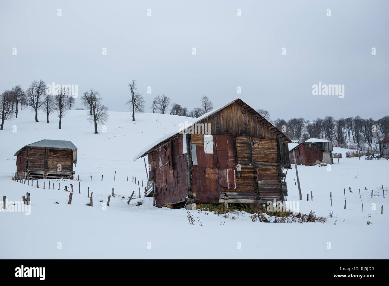 Winterliche Landschaft und Siedlung im kleinen Kaukasus Gebirge Stock Photo