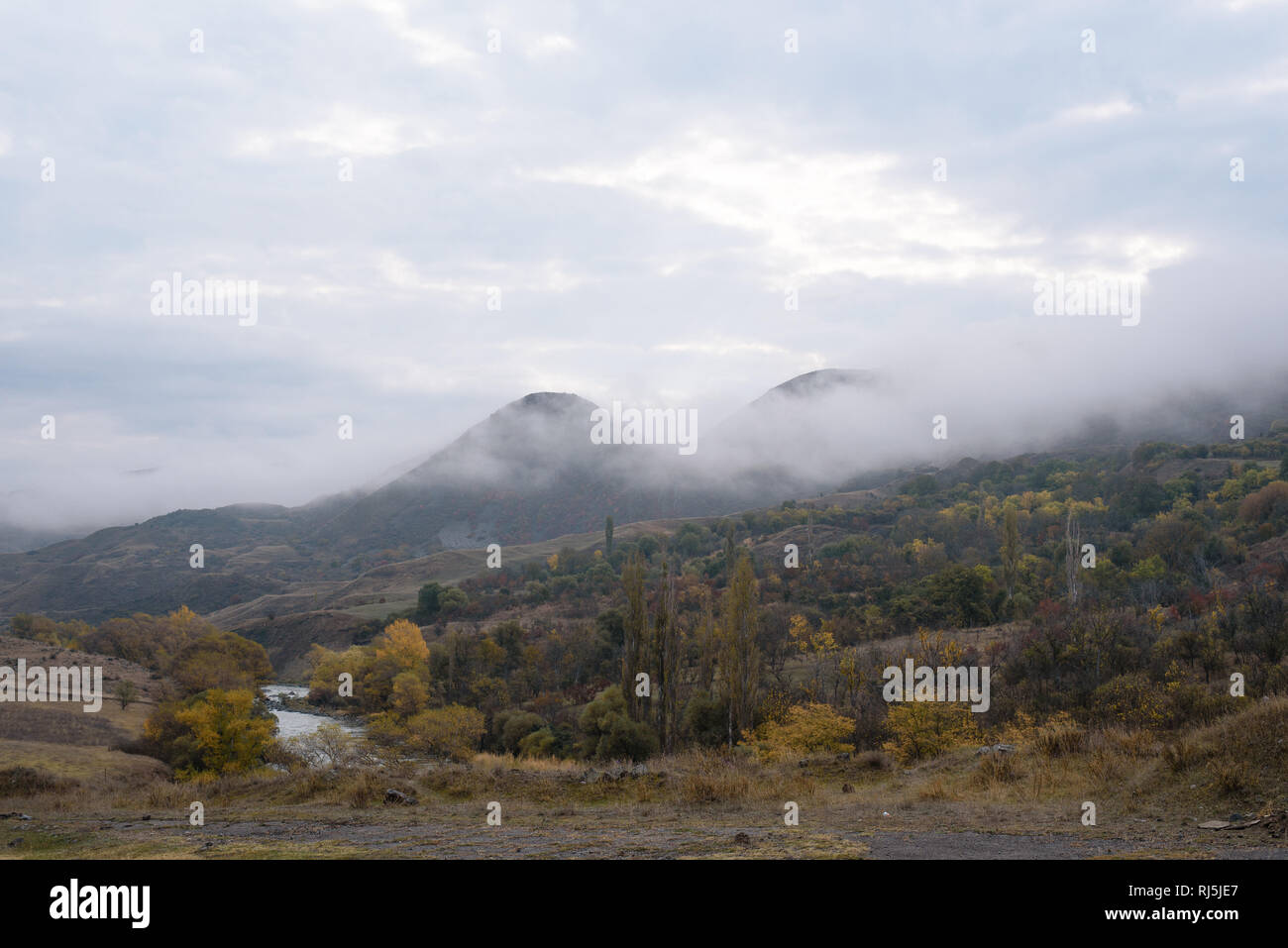 Herbstliche Landschaft in Georgien Stock Photo