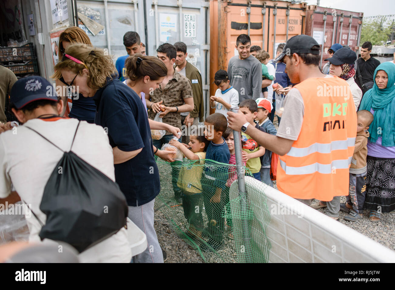 Hier wird ein Lunch Paket an Bedürftige verteilt. Flüchtlingscamp von Idomeni in Griechenland an der Grenze nach Mazedonien, April 2016. Stock Photo