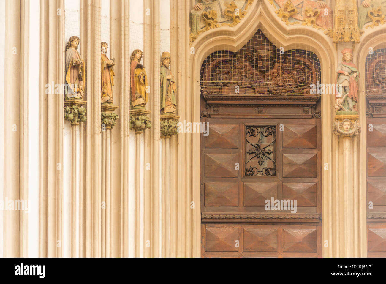 Das Eingangsportal der St. Martinskirche in Landshut, Detailansicht Stock Photo