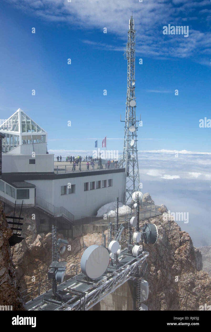 Sendemasten und Antennen vor dem Münchner Haus, der Bergstation und Aussichtsplattform auf der Zugspitze, Deutschlands höchster Berg, Stock Photo