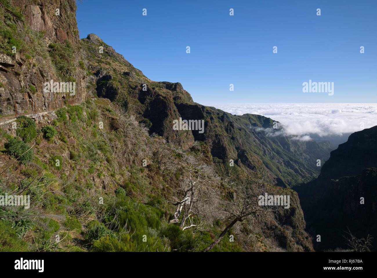 Portugal, Madeira, Pico, Wanderweg, Sicherungen, Berg, Wolkendecke Stock Photo