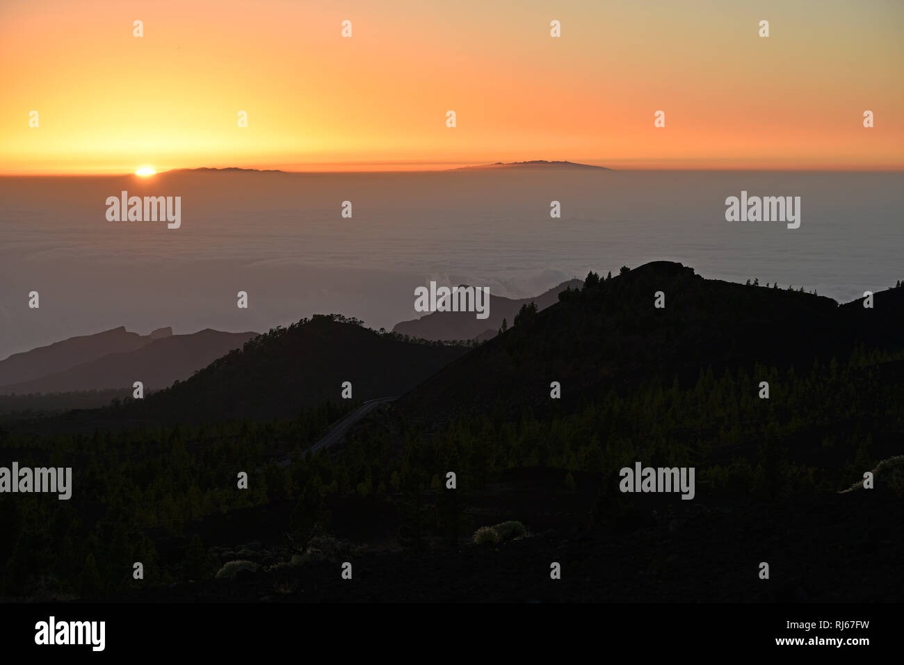 Blick vom Vulkan Samara über Teno-Gebirge auf La Palma über Passatwolken bei Sonnenuntergang, Montaña Samara, Nationalpark Teide, Teneriffa, Kanarisch Stock Photo
