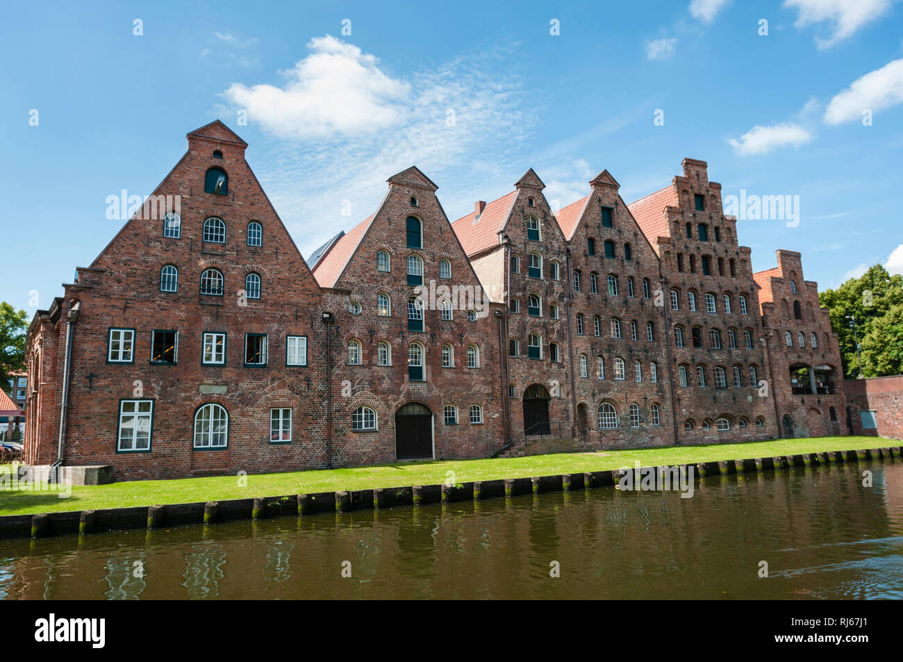 Europa, Deutschland, Mecklenburg-Vorpommern, Lübeck, Blick über die Trave auf den Salzspeicher, Stock Photo