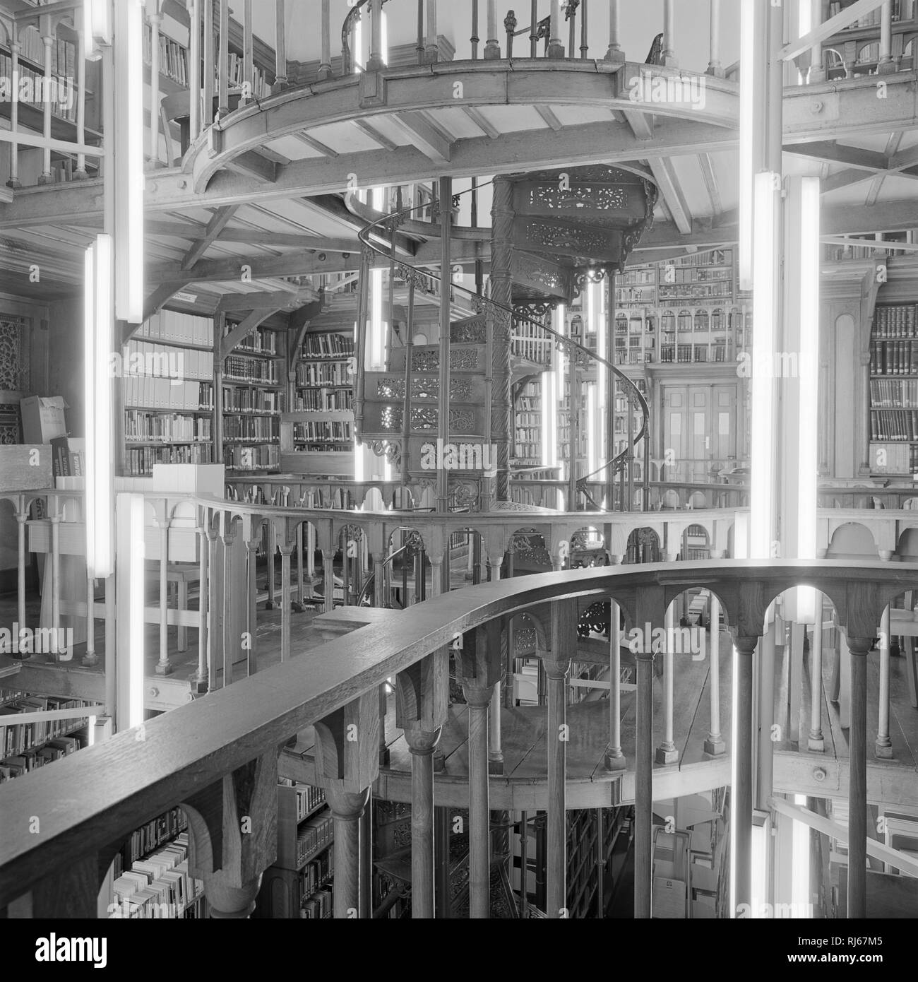 Europa, Deutschland, Rheinland-Pfalz, Kloster Maria Laach, Die dreistöckige, weitestgehend original erhaltene Klosterbibliothek mit der schmiedeeisern Stock Photo