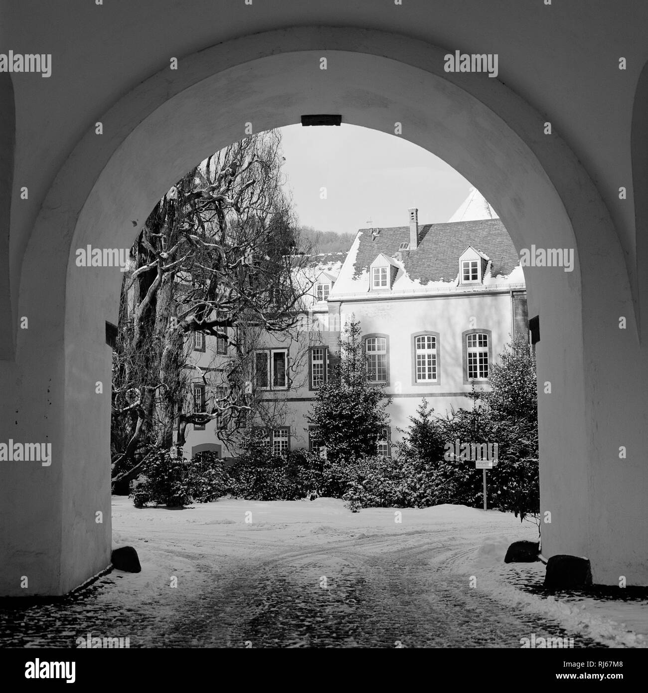 Europa, Deutschland, Rheinland-Pfalz, Kloster Maria Laach, Innerer Torbogen, dahinter das Wohngebäude der Mönche, von Südwesten aus gesehen, Stock Photo