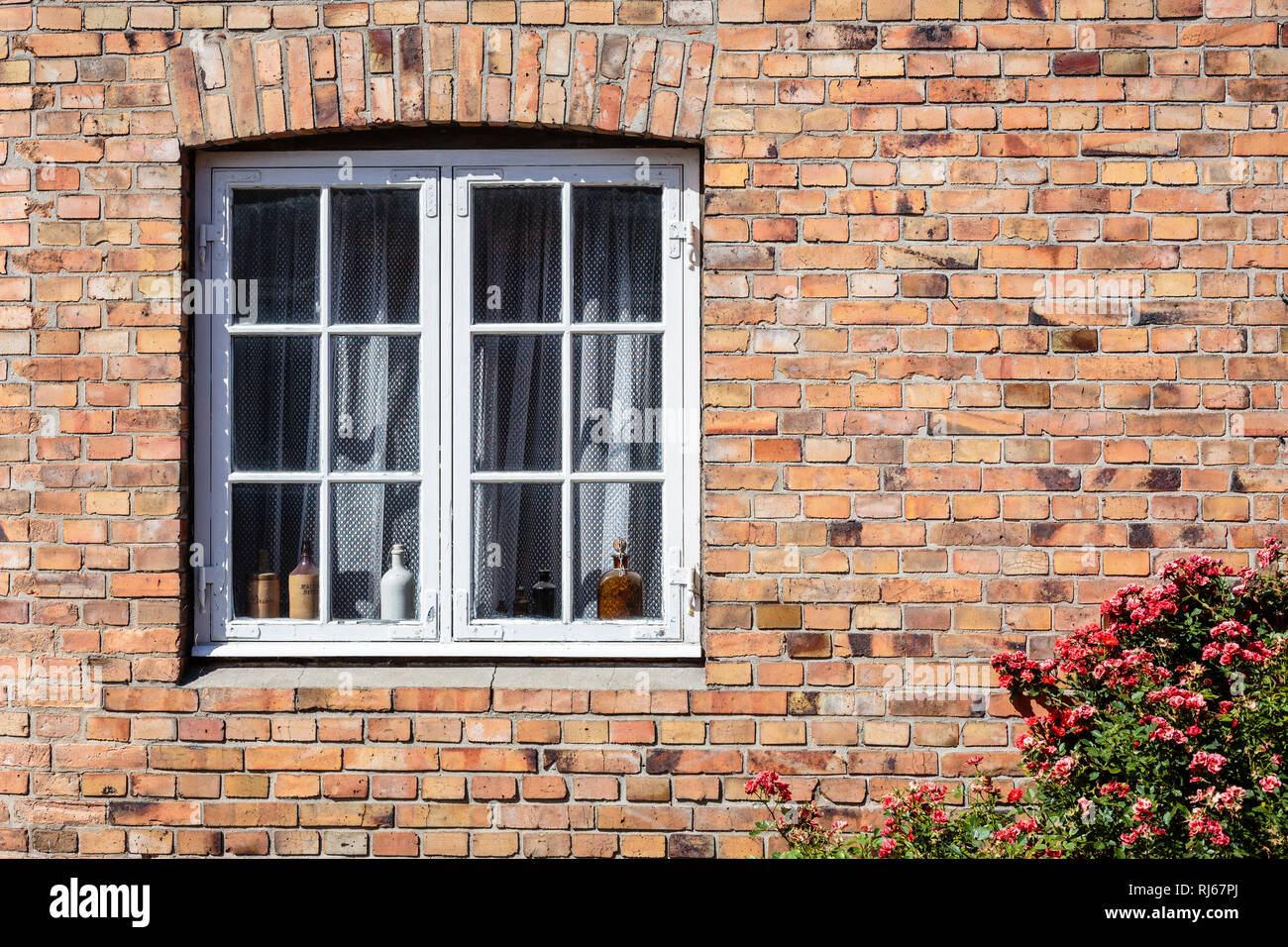 Europa, Dänemark, Bornholm, Rønne, Fenster in einem Haus in der Altstadt  Stock Photo - Alamy