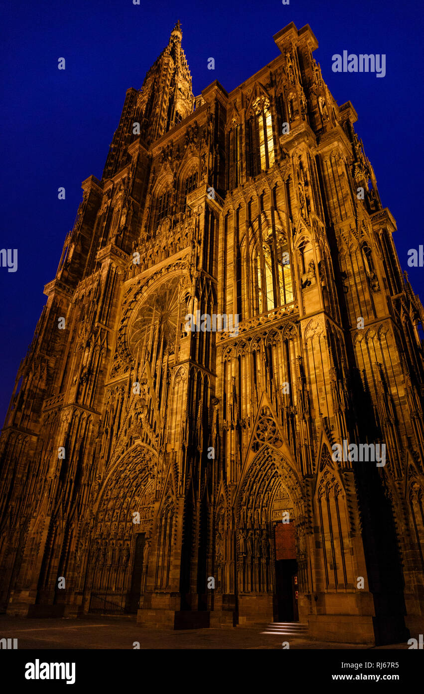 Europa, Frankreich, Grand Est, Straßburg, Die Westfassade des Straßburger Münsters zur blauen Stunde, Stock Photo