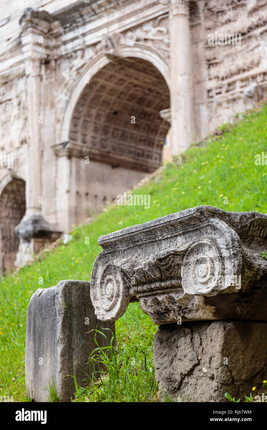 Europa, Italien, Latium, Rom, Kapitell einer römischen Säule auf dem Forum Romanum, dahinter der Septimius-Severus-Bogen Stock Photo