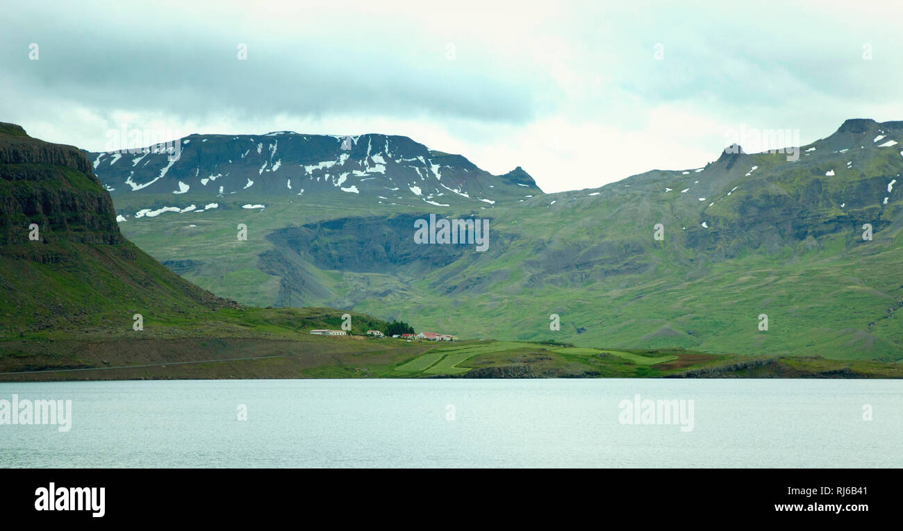 Island, Fjord, Küste, Landschaft, Berge, Dorf Stock Photo
