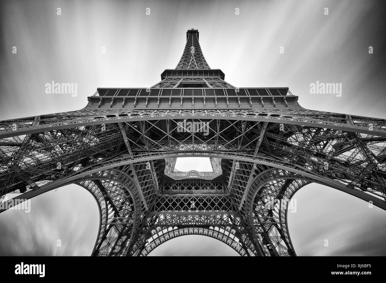 Paris, Eiffelturm, von unten, Langzeitbelichtung, s/w Stock Photo