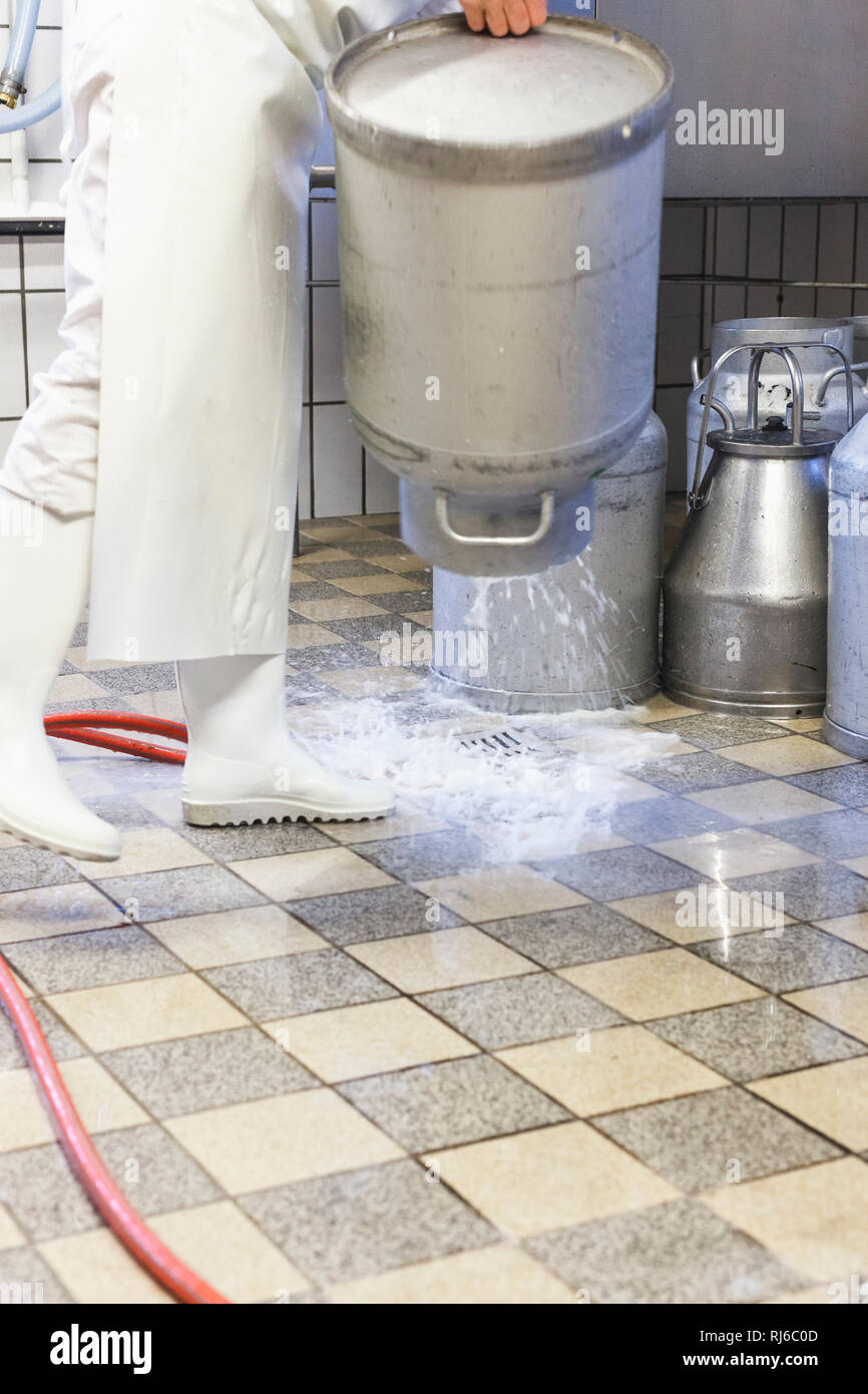 Die Sennerin verarbeitet frische Milch zu würzigem Alm-Käse,  Reinigung der für die Käseproduktion benötigen Gegenstände, Stock Photo