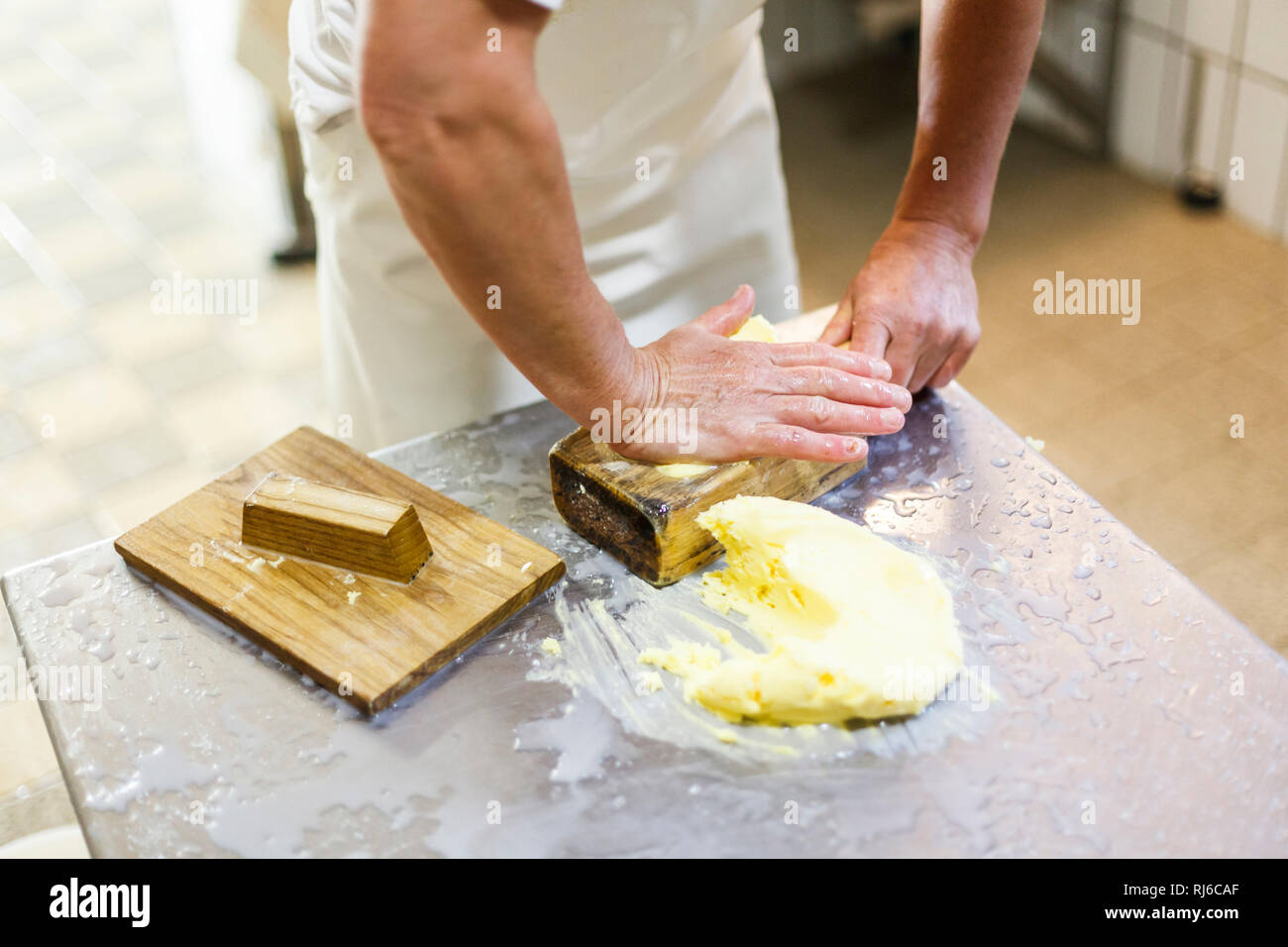 Herstellung von Butter, Verarbeitung, Form, Buttermodel Stock Photo Alamy