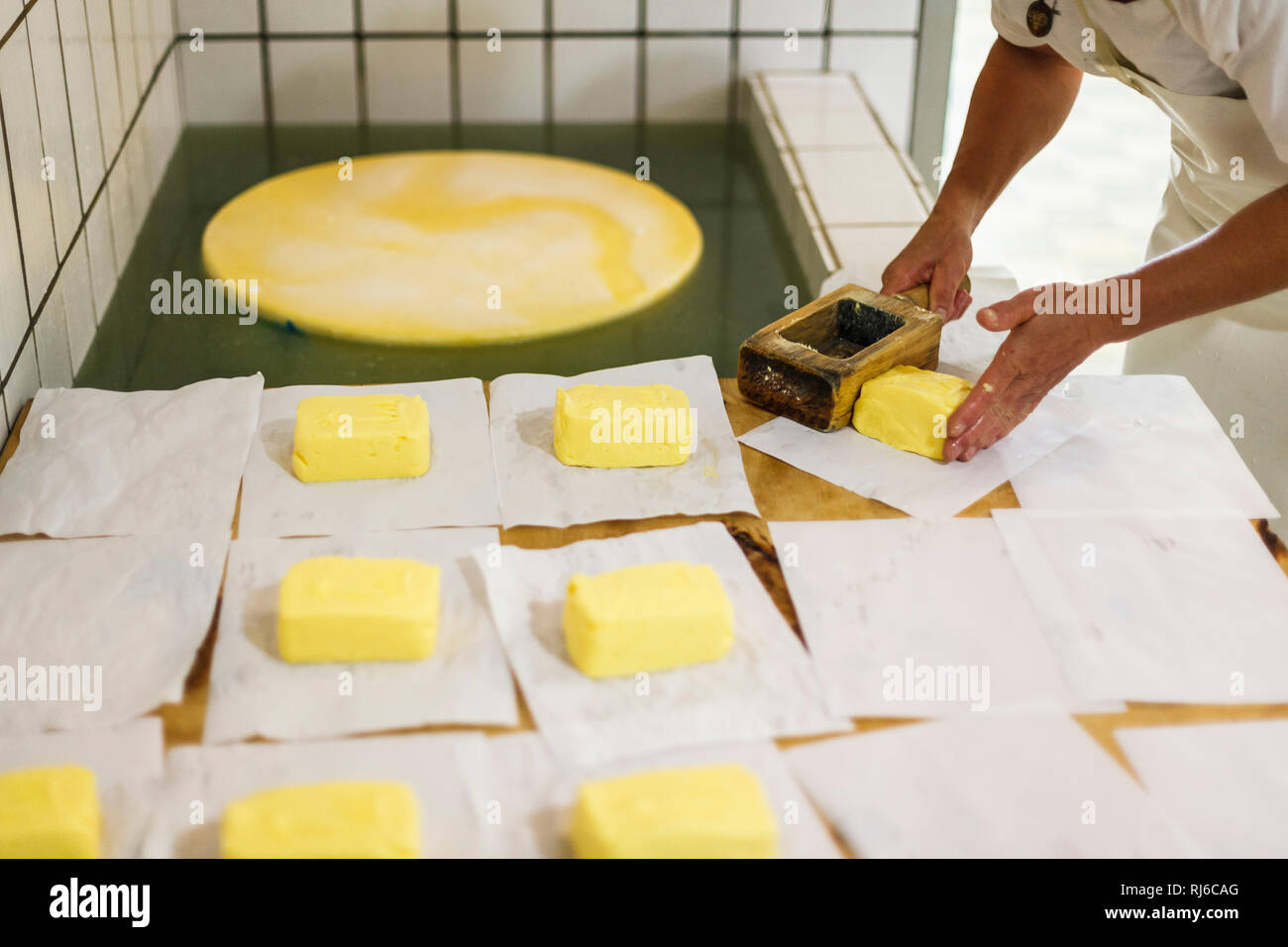 Herstellung von Butter, Verarbeitung, Form, Buttermodel, Stücke, einpacken Stock Photo