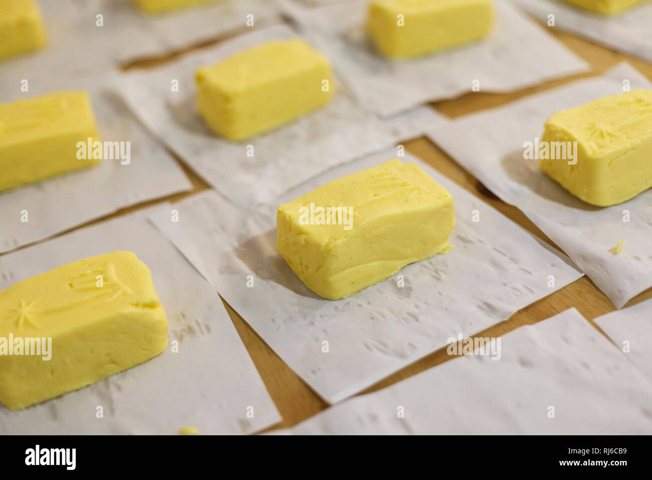 Herstellung von Butter, Verarbeitung, einpacken der Pfund Stücke Stock Photo