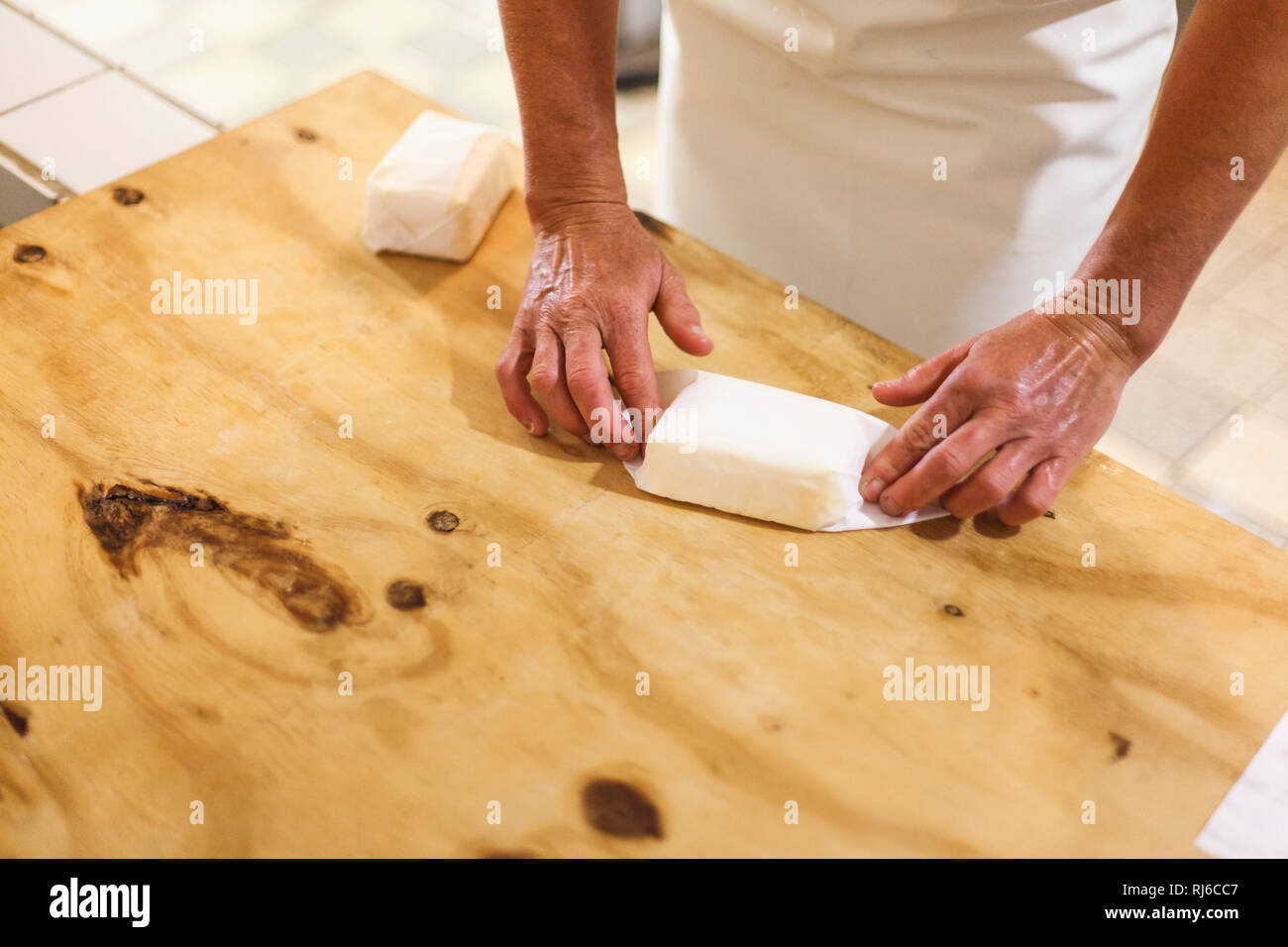 Herstellung von Butter, Verarbeitung, einpacken der Pfund Stücke Stock Photo