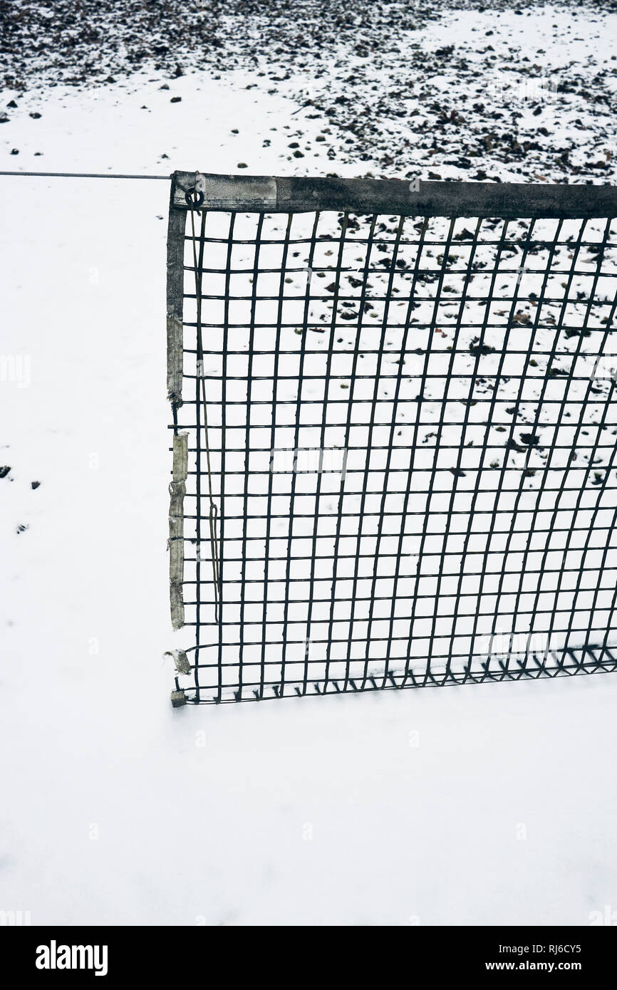 Tennisnetz, Detail, Tennisplatz im Winter mit Schnee und Laub Stock Photo