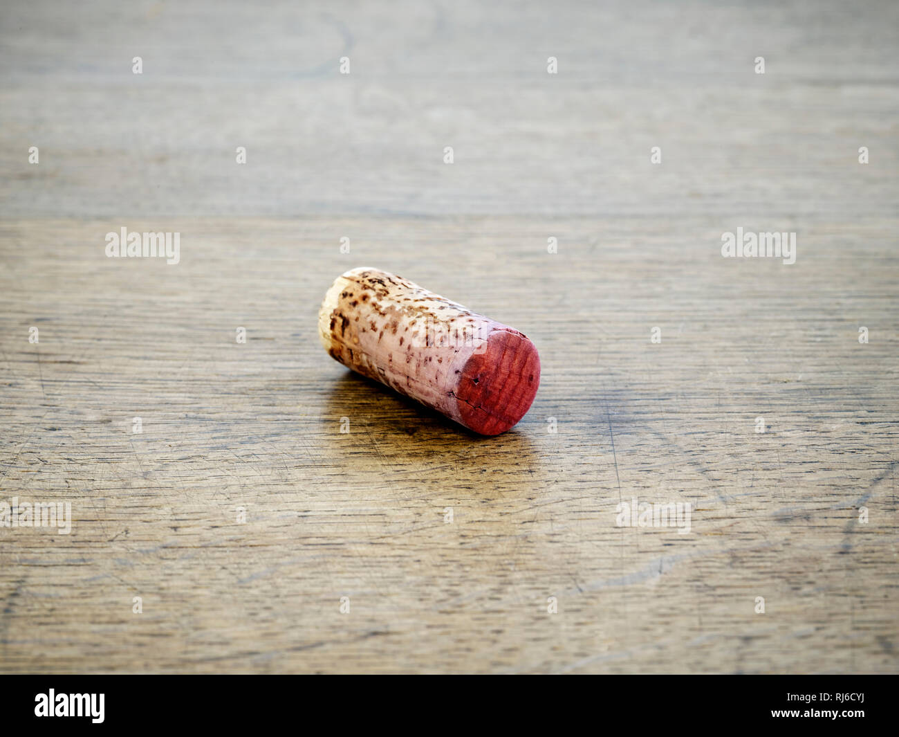 Korken einer Weinflasche auf Tisch aus Eichenholz Stock Photo