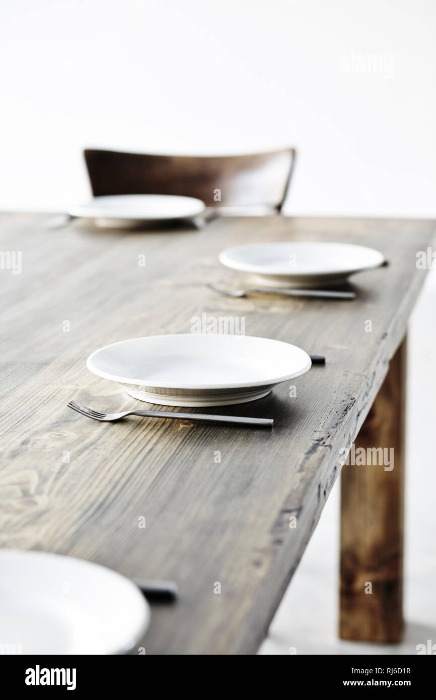 gedeckter Tisch, Teller, Besteck und Gläser, Detail, Stock Photo