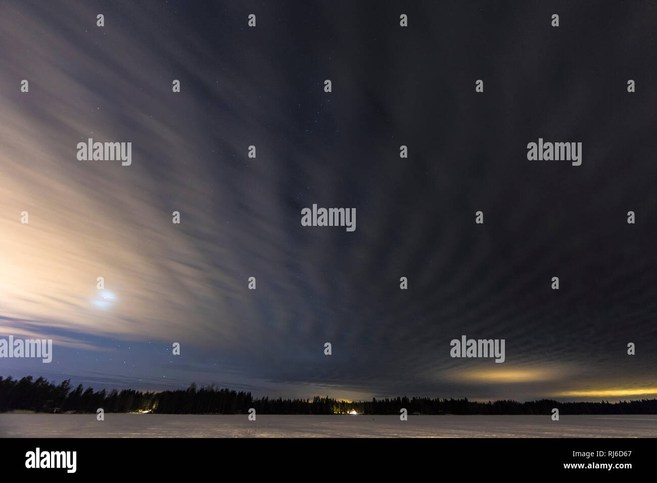 Finnland, Saimaa-Gebiet, Wolken am Nachthimmel Stock Photo