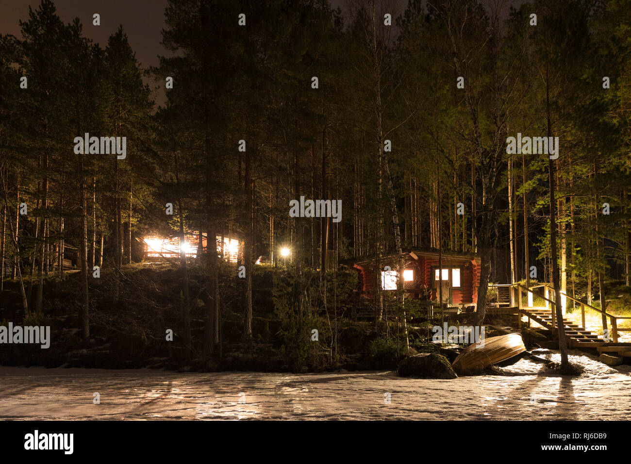 Finnland, Ferienhaus bei Nacht mit Licht Stock Photo