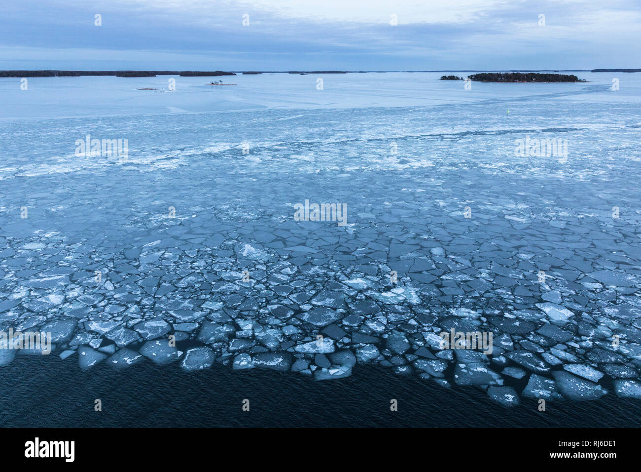 Finnland, Helsinki, Eisschollen auf der Ostsee mit Landschaft Stock Photo