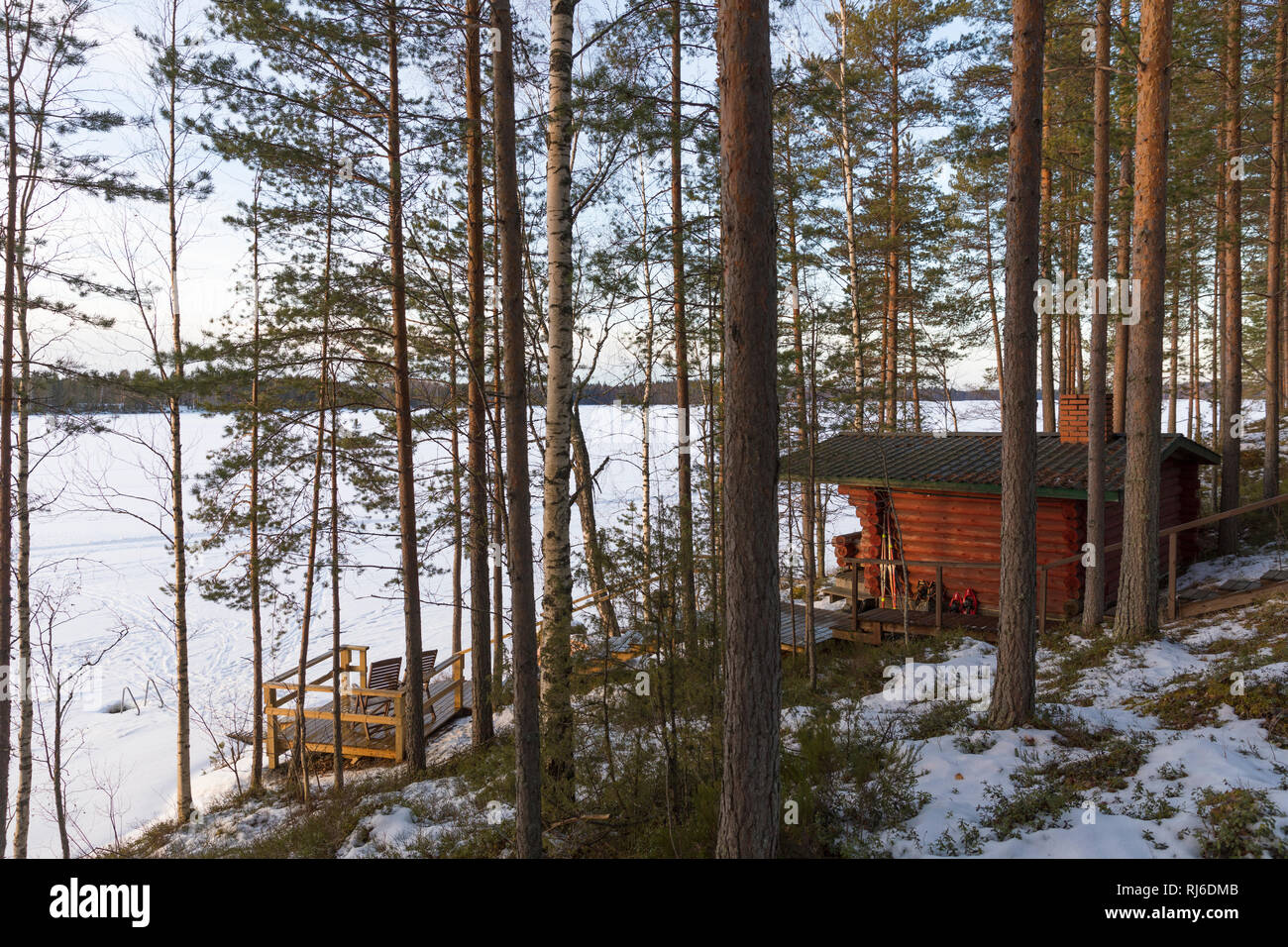 Finnland, Saimaa-Gebiet, Holzhaus am Ufer im Winter Stock Photo