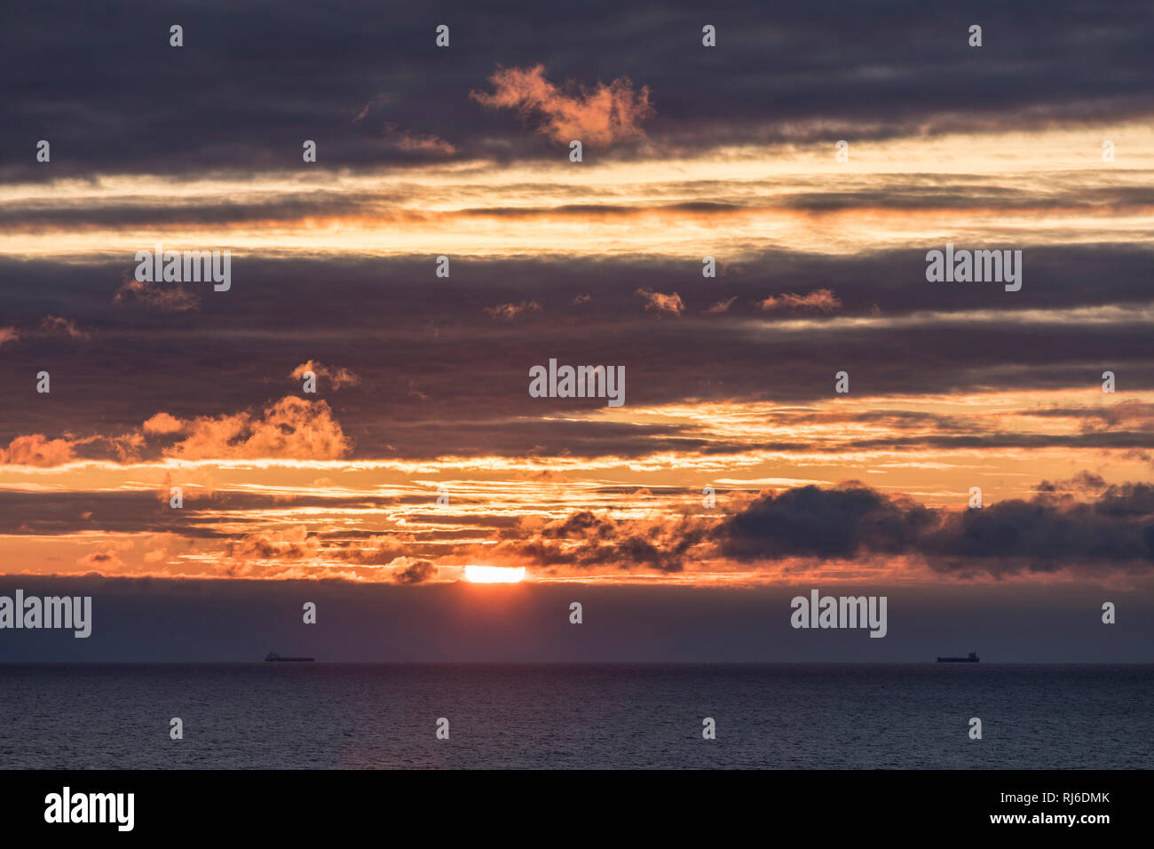 zwei Schiffe am Horizont mit untergehender Sonne Stock Photo