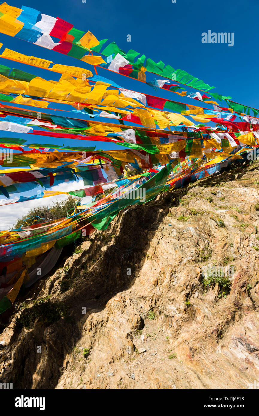 Tibet, Kora um das Kloster Ganden, Gebetsfahnen Stock Photo