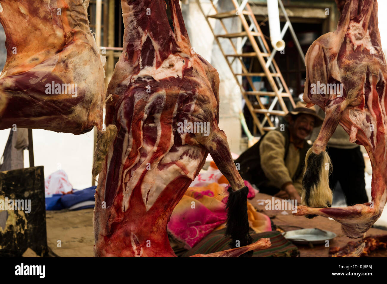 Tibet, Shigatse, Altstadt, Verkauf von frischem Fleisch Stock Photo